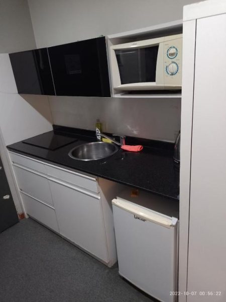 Cocina equipada con microondas, fregadero y mininevera en Buenos Aires Apartamento