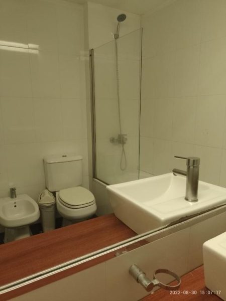 Baño completo con ducha, lavabo moderno, inodoro y bidé del Buenos Aires Apartamento