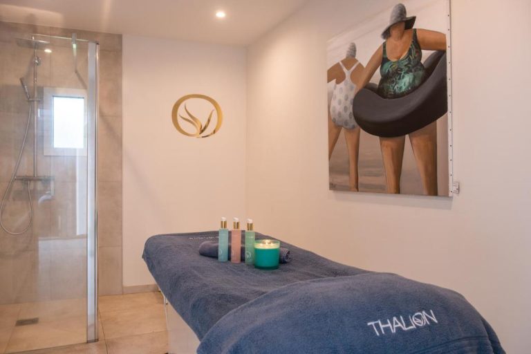 Sala de masajes con camilla Thalion y ducha en el Hotel Sport & Spa de Ouessant, The Originals Collection