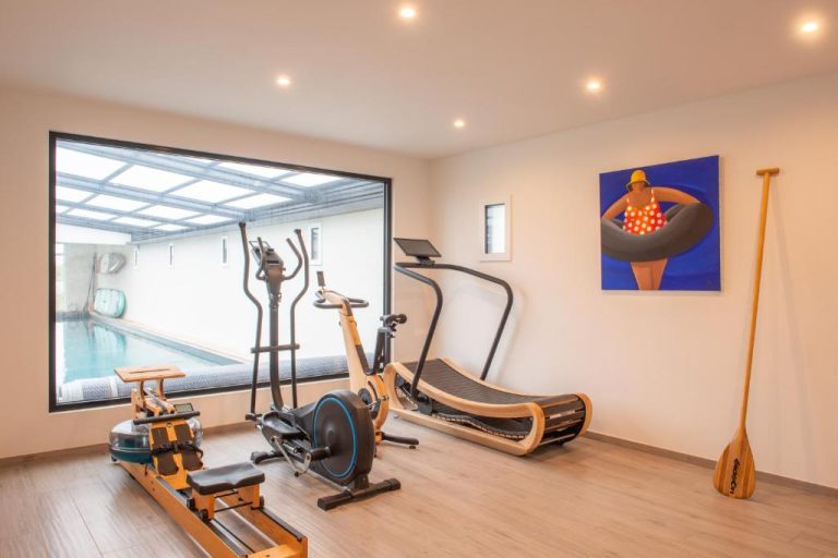 Gimnasio equipado con cinta de correr, elíptica y remo del Hôtel Sport & Spa Ile d'Ouessant