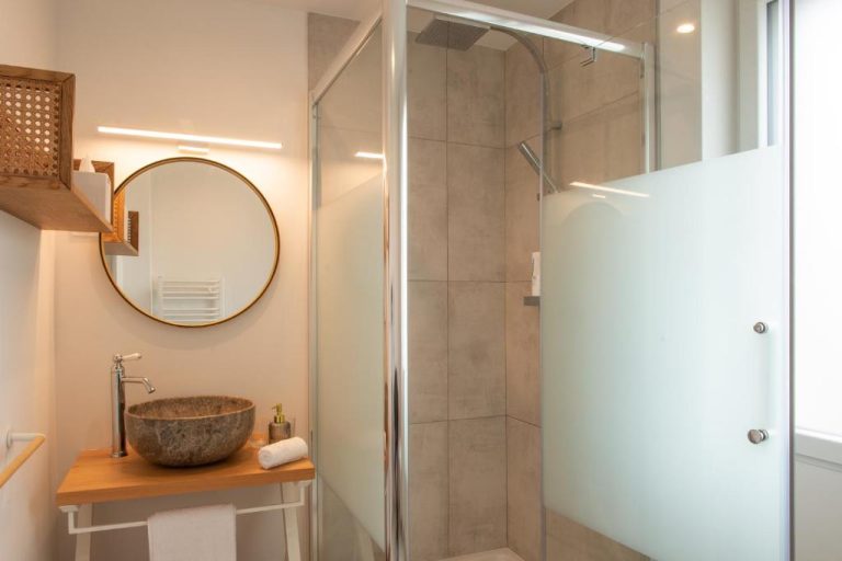 Baño moderno con ducha de lluvia y lavabo de piedra en Hôtel Sport & Spa Ile d'Ouessant