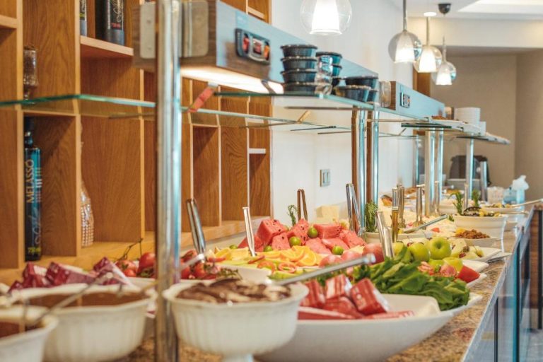 Amplio buffet de desayuno con frutas frescas y ensaladas en Güllük Yalı Boutique Otel