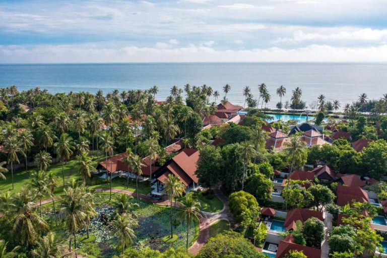 Vista aérea del Wyndham Hua Hin Pranburi Resort & Villas con piscina, jardines tropicales y playa