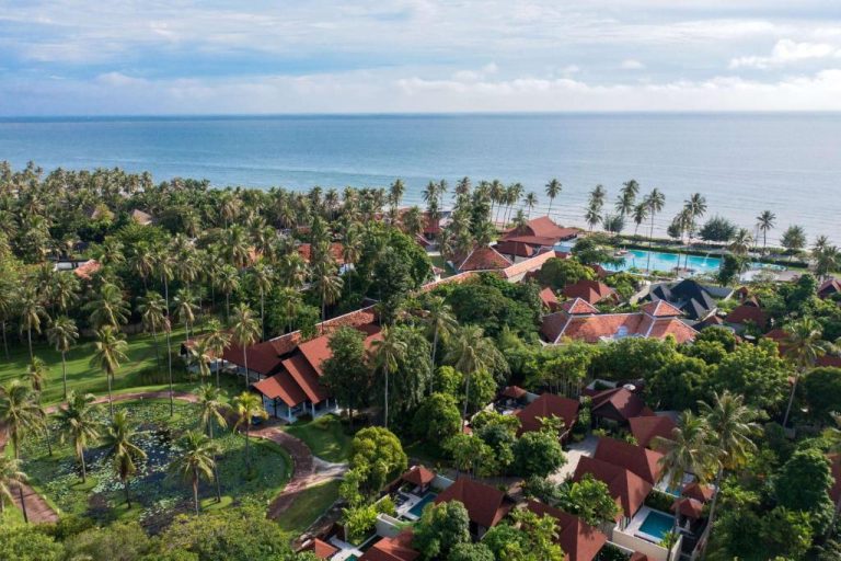 Vista aérea del Wyndham Hua Hin Pranburi Resort & Villas con villas, piscinas y playa entre palmeras