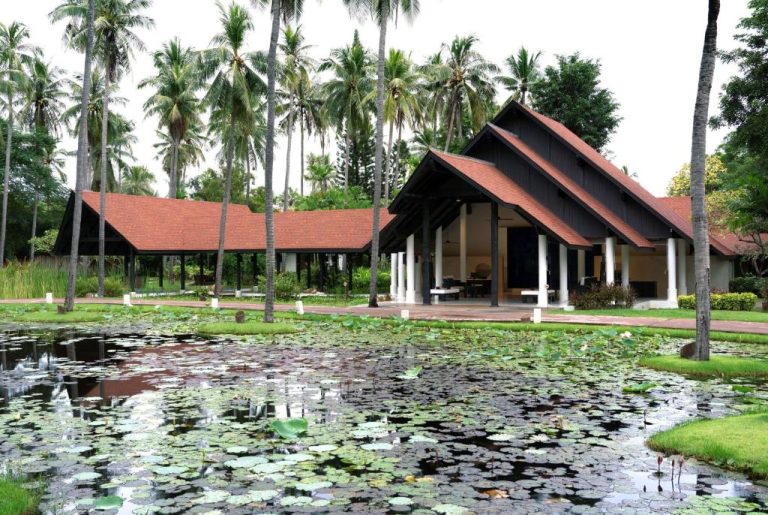 Estanque con nenúfares y jardín tropical del Wyndham Hua Hin Pranburi Resort & Villas en Tailandia