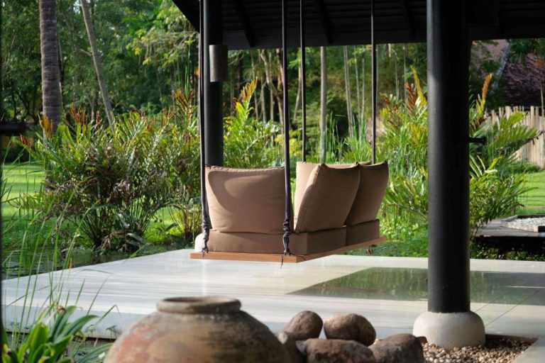 Columpio colgante con cojines sobre piscina privada rodeado de jardín tropical en Wyndham Hua Hin Pranburi Resort