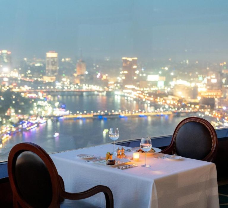 Mesa romántica con vistas al río Nilo de noche en el restaurante del Hilton Cairo Grand Nile