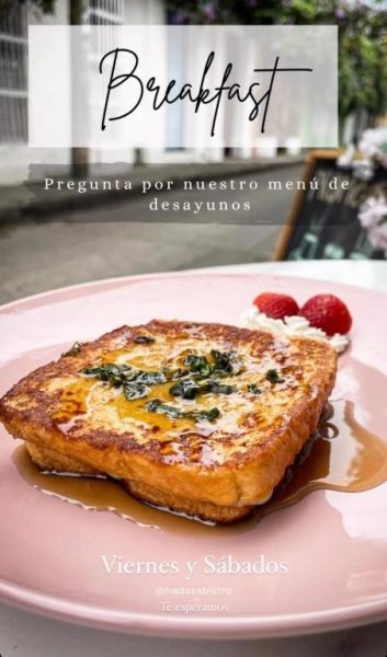 French toast con miel y fresas del menú de desayunos de Casa Hadasa, disponible viernes y sábados