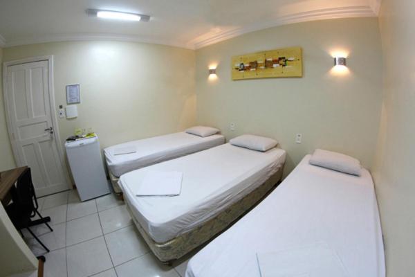 Habitación triple con tres camas individuales y minibar en Hotel Belem Fortaleza
