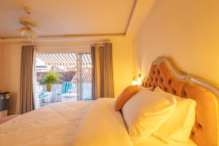 Habitación doble con cama tapizada y terraza colonial en Casa Hadasa, decoración elegante y cálida