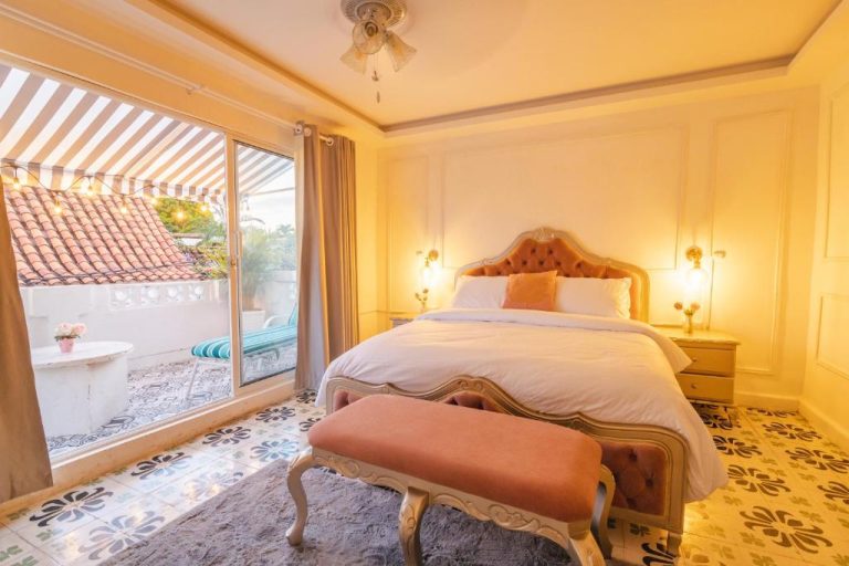 Habitación doble con cama clásica tapizada y terraza privada en Casa Hadasa