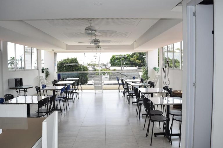 Restaurante terraza con mesas blancas y vistas al exterior del Hotel Travelers Sport