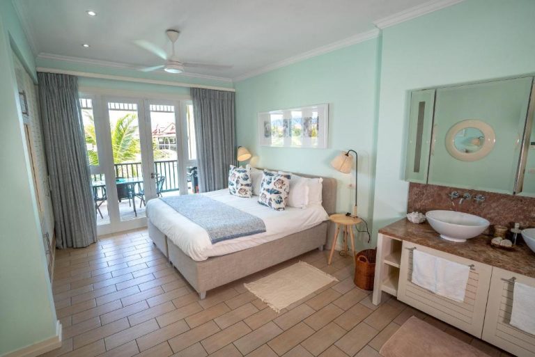 Habitación doble con balcón tropical y baño integrado en Eden Island Self Catering Apartment, Seychelles