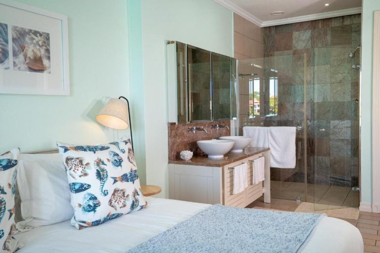 Habitación con baño en suite y ducha de cristal en Eden Island Self Catering Apartment, Seychelles