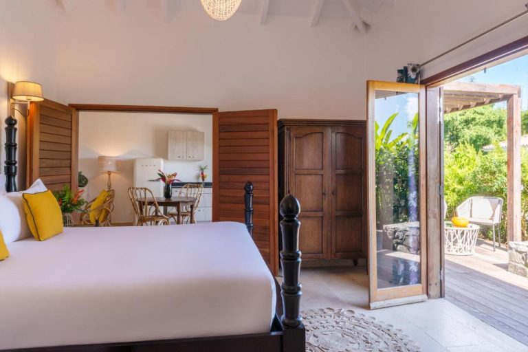 Habitación con cama doble y terraza con jardín tropical en Habitation Saint Charles Hôtel de Charme & Spa