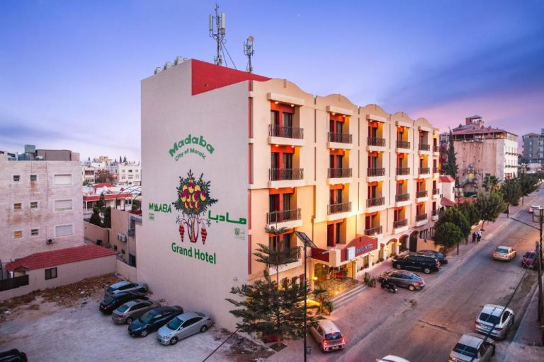 Vista aérea de la fachada exterior del Grand Hotel Madaba, Ciudad de los Mosaicos, Jordania