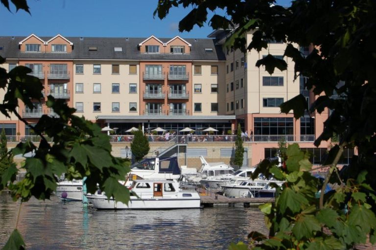 Vista exterior del Radisson Blu Hotel Athlone con marina y barcos amarrados en el río Shannon