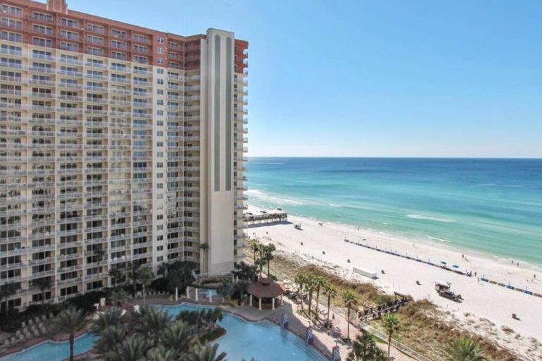 Vista aérea del complejo Shores of Panama con piscina exterior, playa de arena blanca y mar turquesa
