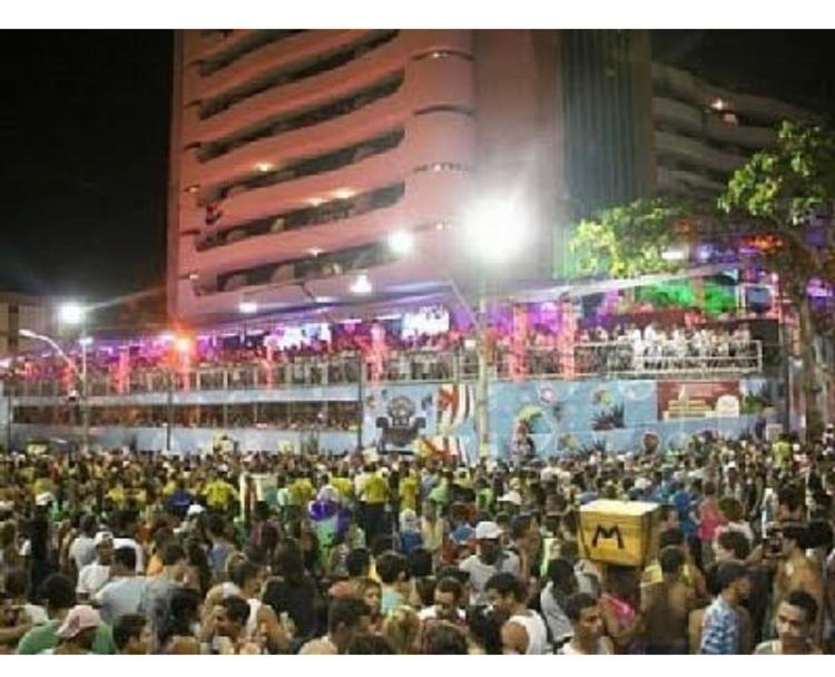 Multidão animada no Carnaval do Circuito Ondina próximo ao Studio perto do Cristo, Salvador