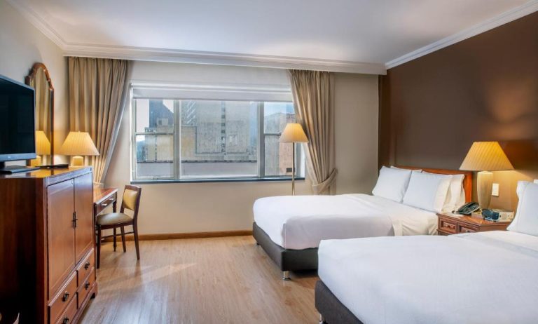 Habitación doble con dos camas y vista a la ciudad en el Hotel Tequendama Bogotá