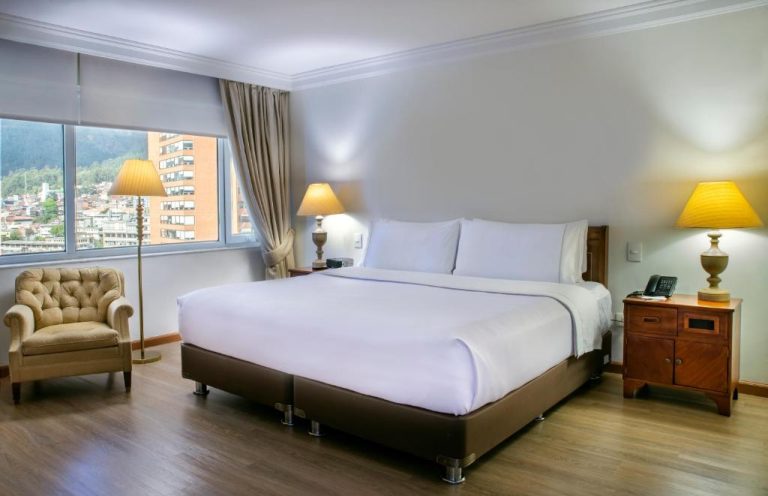 Habitación con cama king size y vista a la ciudad en el Hotel Tequendama Bogotá