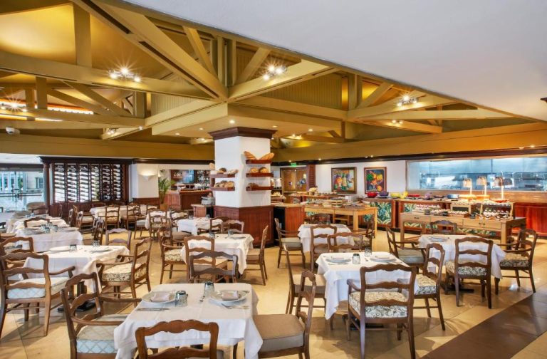 Restaurante buffet del Hotel Tequendama Bogotá con mesas de mantel blanco y zona de servicio