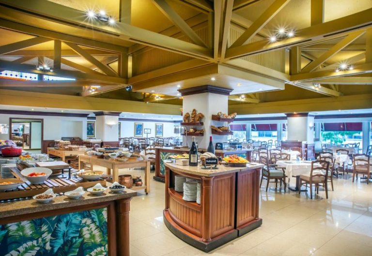 Amplio restaurante buffet del Hotel Tequendama Bogotá con variada selección de platos y zona de comedor