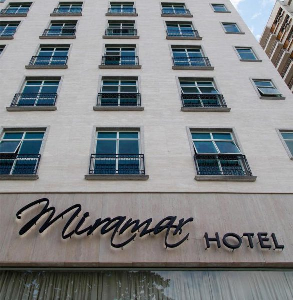 Fachada exterior del Hotel Miramar By Windsor Copacabana con balcones y entrada principal