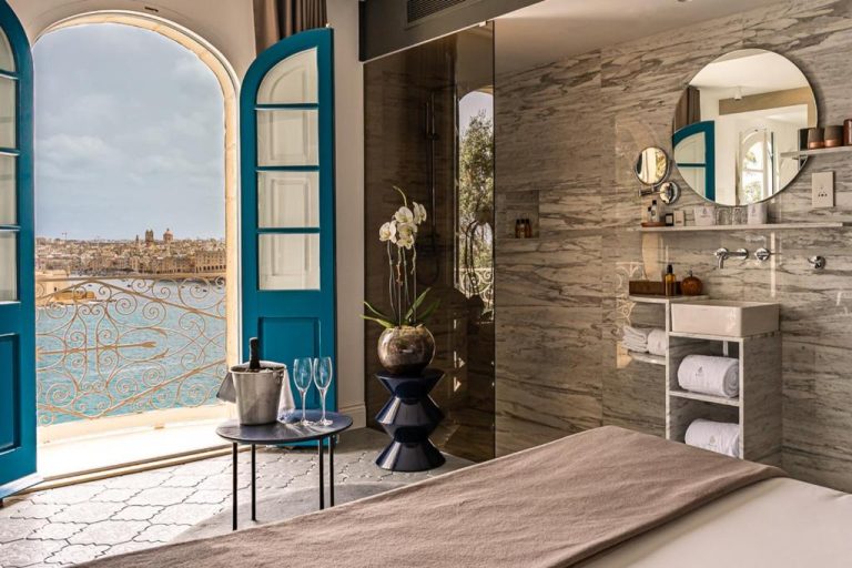 Suite de lujo con baño en mármol y vistas al mar en Iniala Valletta, Malta