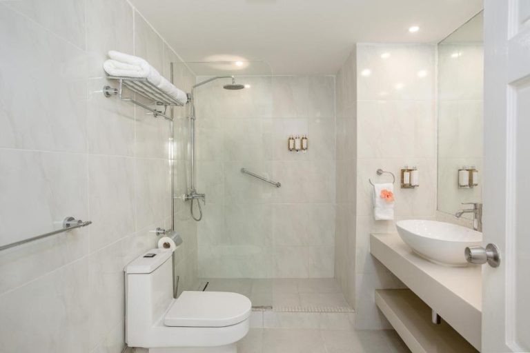 Baño moderno con ducha de lluvia y lavabo de diseño en el hotel Sugar Bay Barbados All Inclusive
