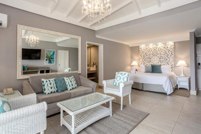 Suite con salón y dormitorio elegante en Sugar Bay Barbados All Inclusive, decoración en tonos grises y turquesa