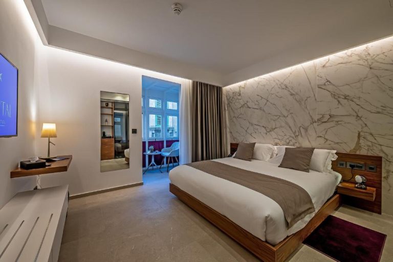 Habitación doble de lujo con pared de mármol y cama king size en The Capital Boutique Hotel