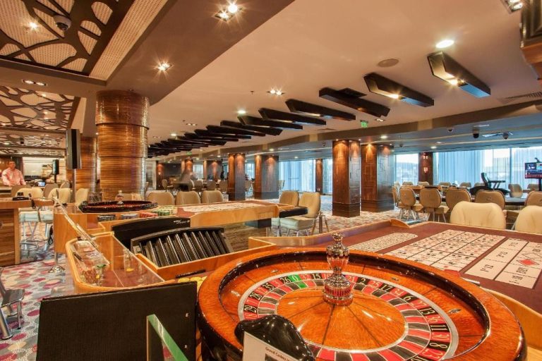 Mesa de ruleta y sala de juegos del International Hotel Casino & Tower Suites en Bulgaria
