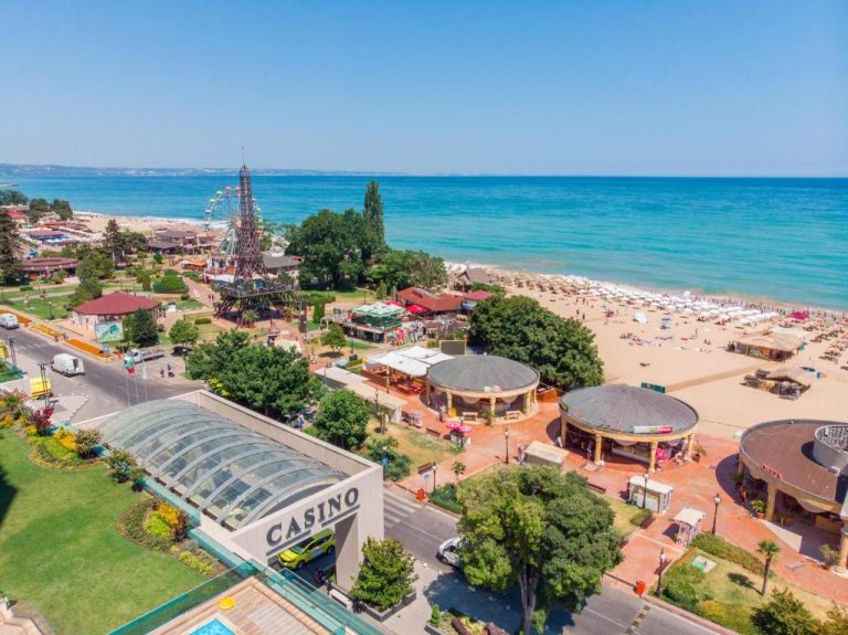 Vista aérea del International Hotel Casino & Tower Suites con casino, parque y playa del Mar Negro