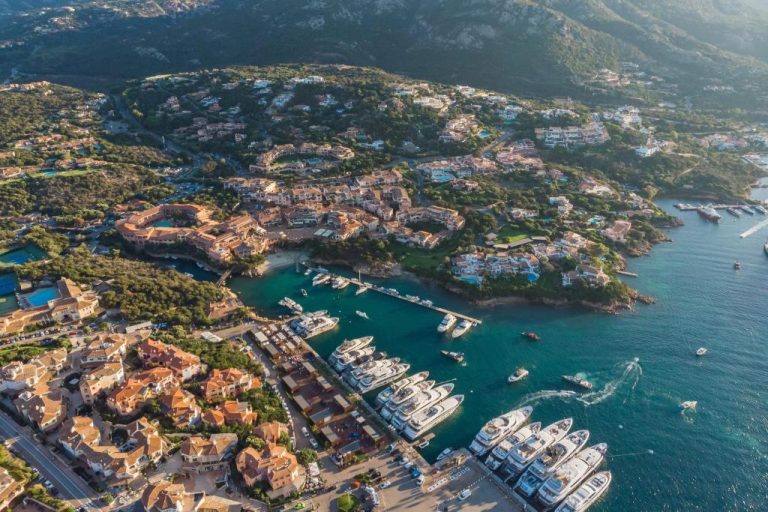 Vista aérea del Cervo Hotel Costa Smeralda Resort con puerto deportivo y yates en Cerdeña