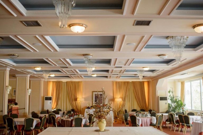 Elegante salón de banquetes y eventos del Hotel Philippos Livadeia con mesas decoradas y lámparas de araña