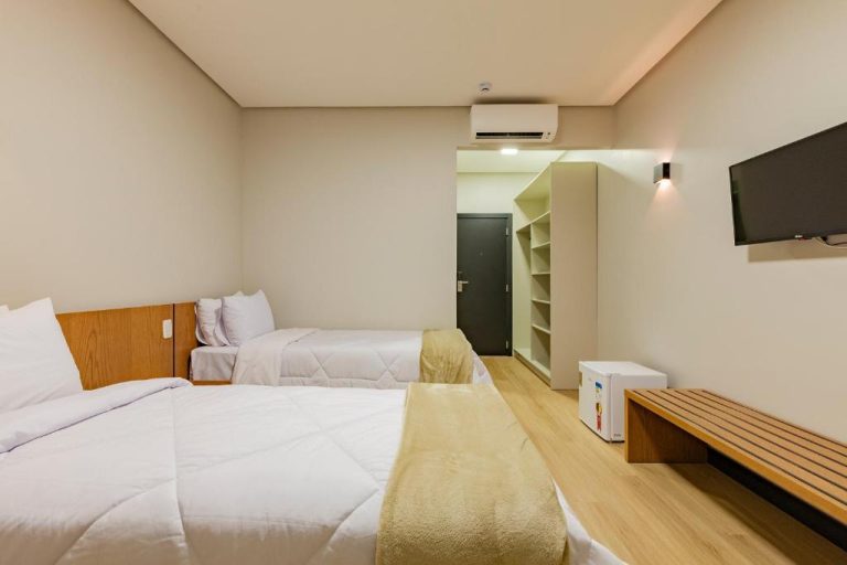 Habitación triple con tres camas individuales, TV y aire acondicionado en Tri Hotel Antônio Prado