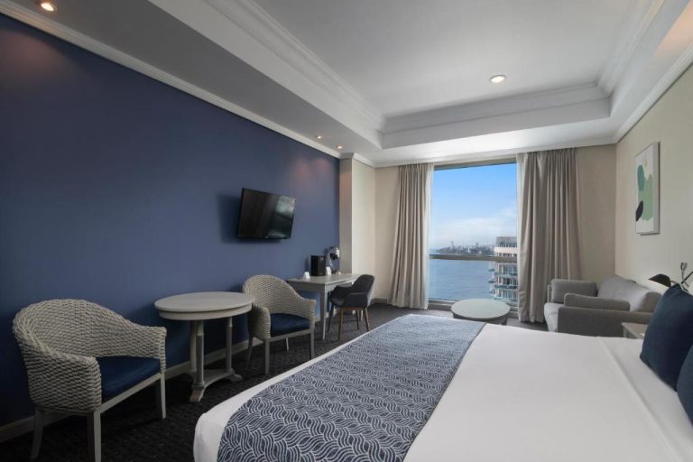 Habitación deluxe con cama king y vista al mar en el Hotel Catalonia Santo Domingo