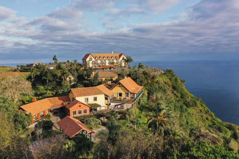 Vista aérea del Hotel Quinta do Furao situado en un acantilado con vistas al océano Atlántico en Madeira