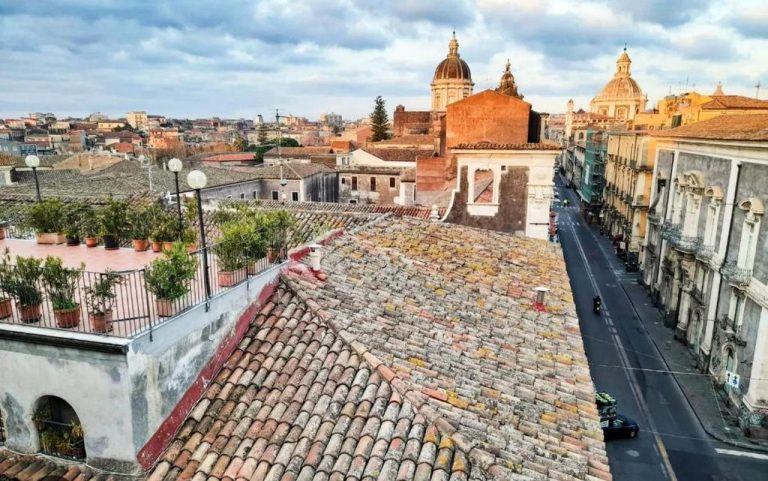 Vistas panorámicas de los tejados históricos y cúpulas barrocas de Catania desde el Hotel Biscari