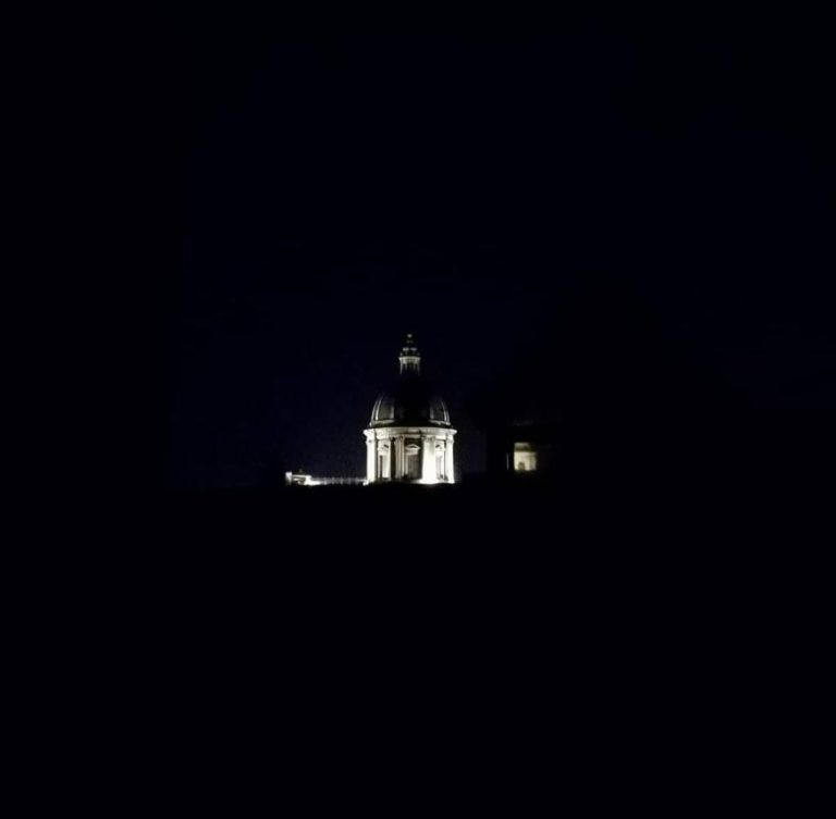 Cúpula iluminada del Hotel Biscari durante la noche con arquitectura barroca destacada