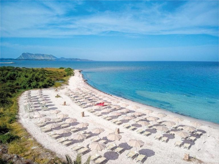 Playa privada del AMASEA Resort con hamacas y sombrillas frente al mar azul turquesa