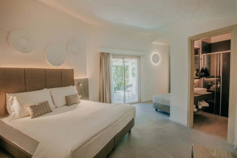 Habitación doble con cama king size y terraza exterior en AMASEA Resort