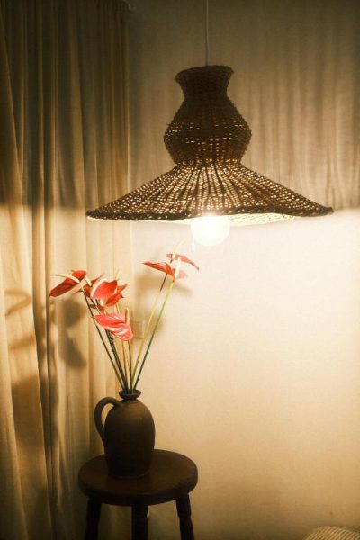 Lámpara de ratán artesanal con flores de anthurium en el Maison Victoire Boutique Hôtel de Pointe-à-Pitre