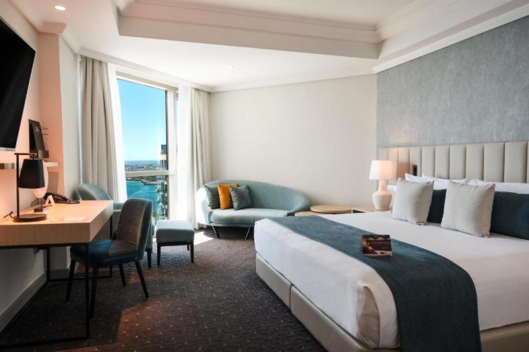 Habitación deluxe con cama king y vistas al mar del Hotel Catalonia Santo Domingo