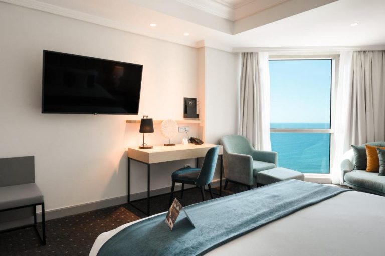 Habitación deluxe con cama doble y vistas al mar en el hotel Catalonia Santo Domingo