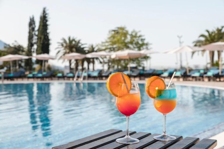 Cócteles tropicales con naranja junto a la piscina exterior del Iberostar Waves Bellevue All Inclusive