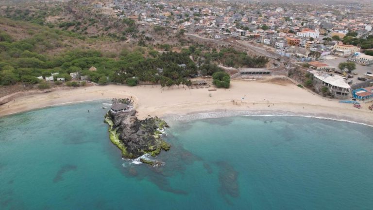 Vista aérea de la playa y costa rocosa frente al Hotel Viajante con aguas turquesas