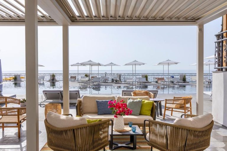 Terraza lounge con piscina infinita y vistas al mar en Delta Hotels by Marriott Giardini Naxos