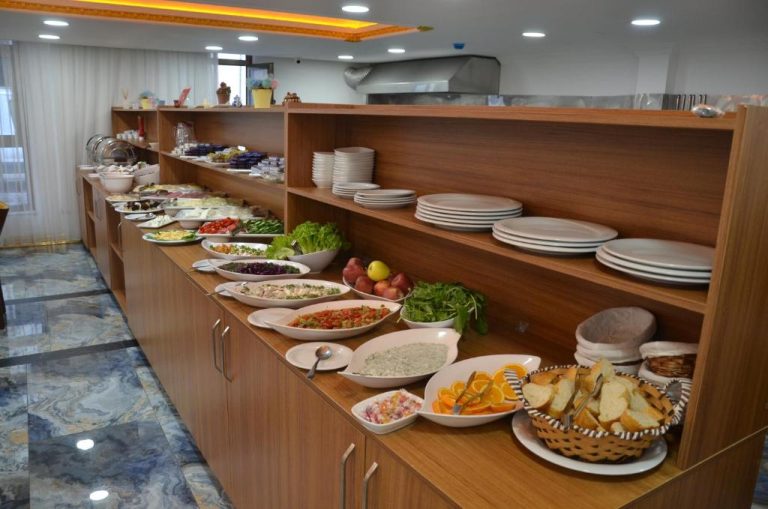 Amplio buffet libre con ensaladas, frutas y pan en el comedor del Marka Hotel